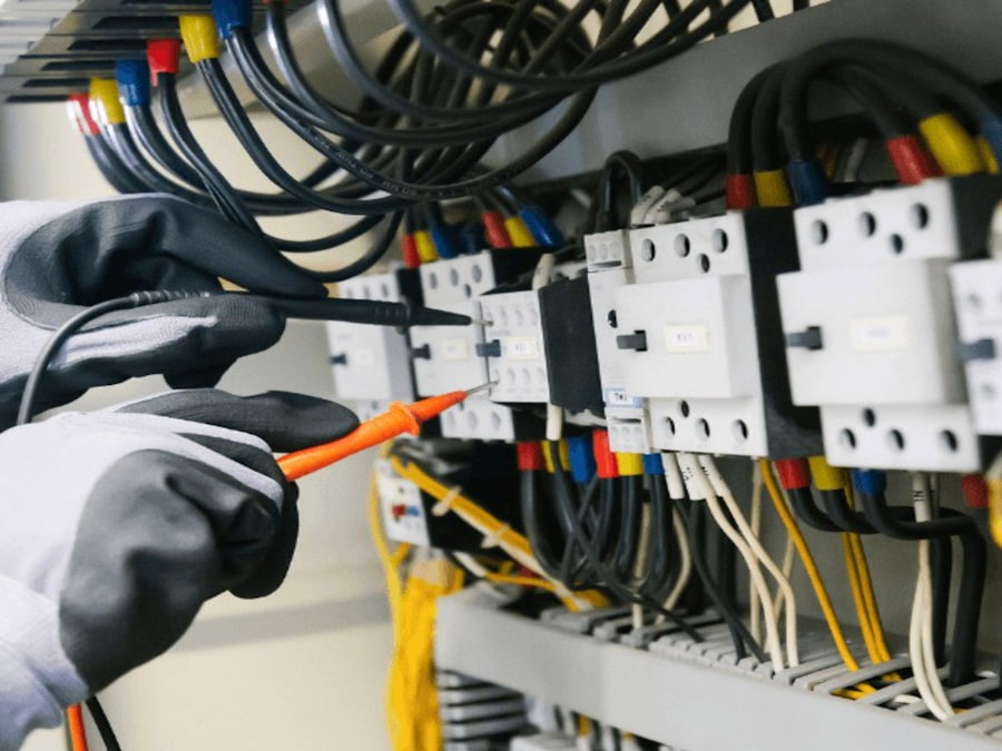 Electricista de CORPSERV probando un tablero eléctrico